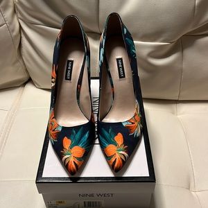 Nine West Flowered Fabric Pumps 4 inch heels with box.